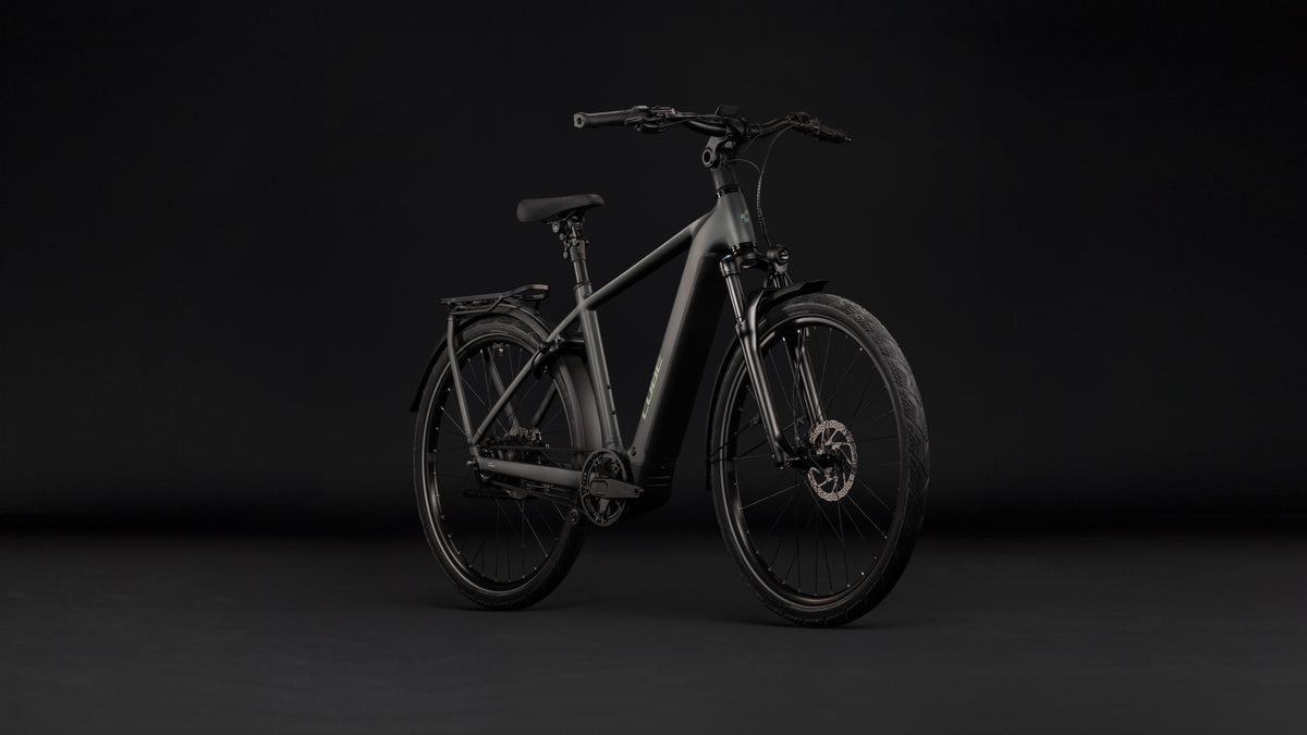CUBE Kathmandu Hybrid Deluxe Pro 800 riding